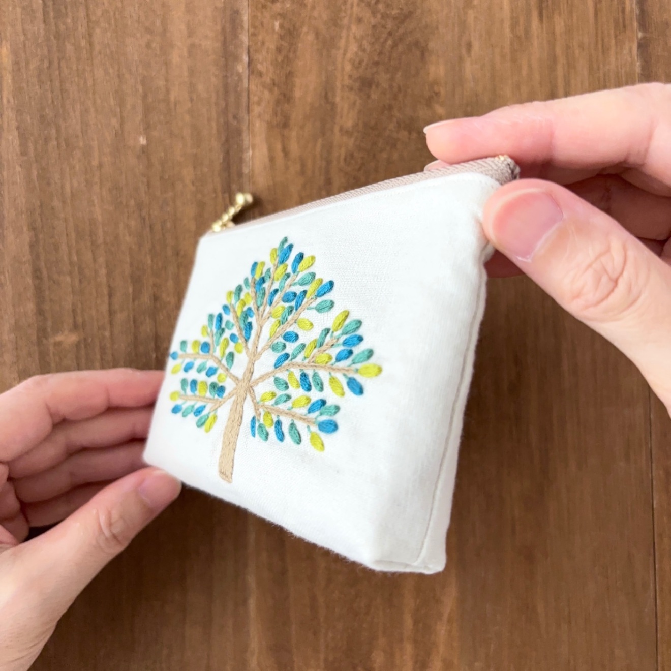 手刺繍ポーチ(小)・散歩(青)