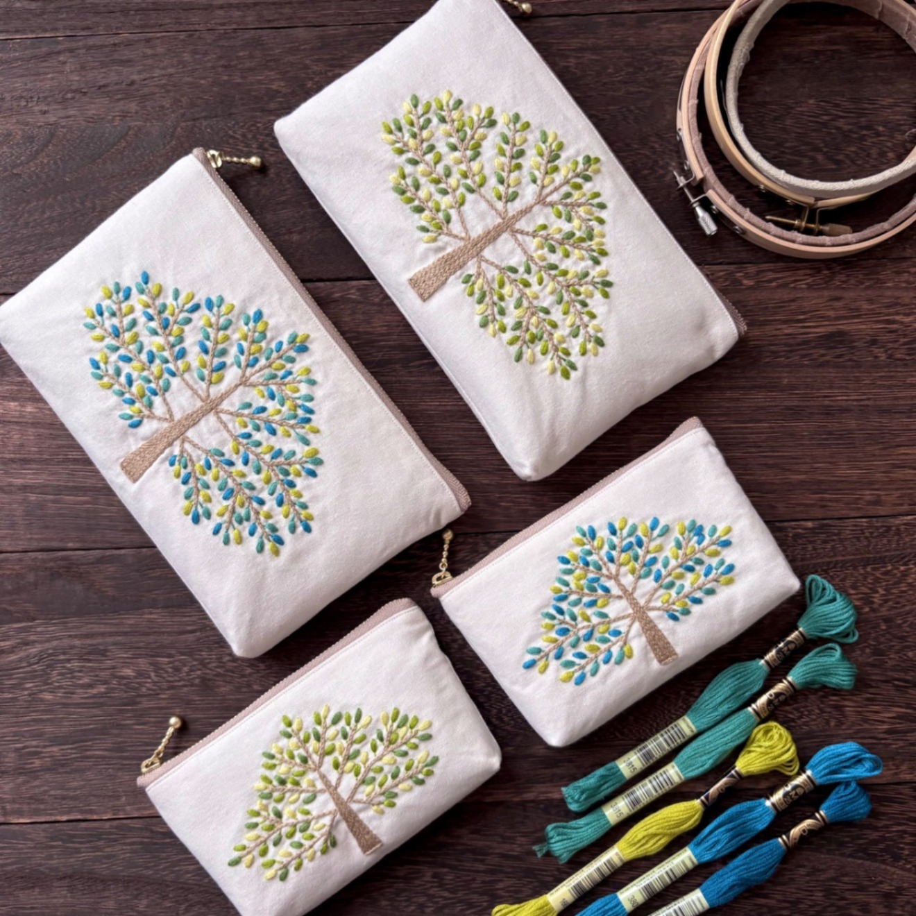 手刺繍ポーチ(小)・散歩(青)