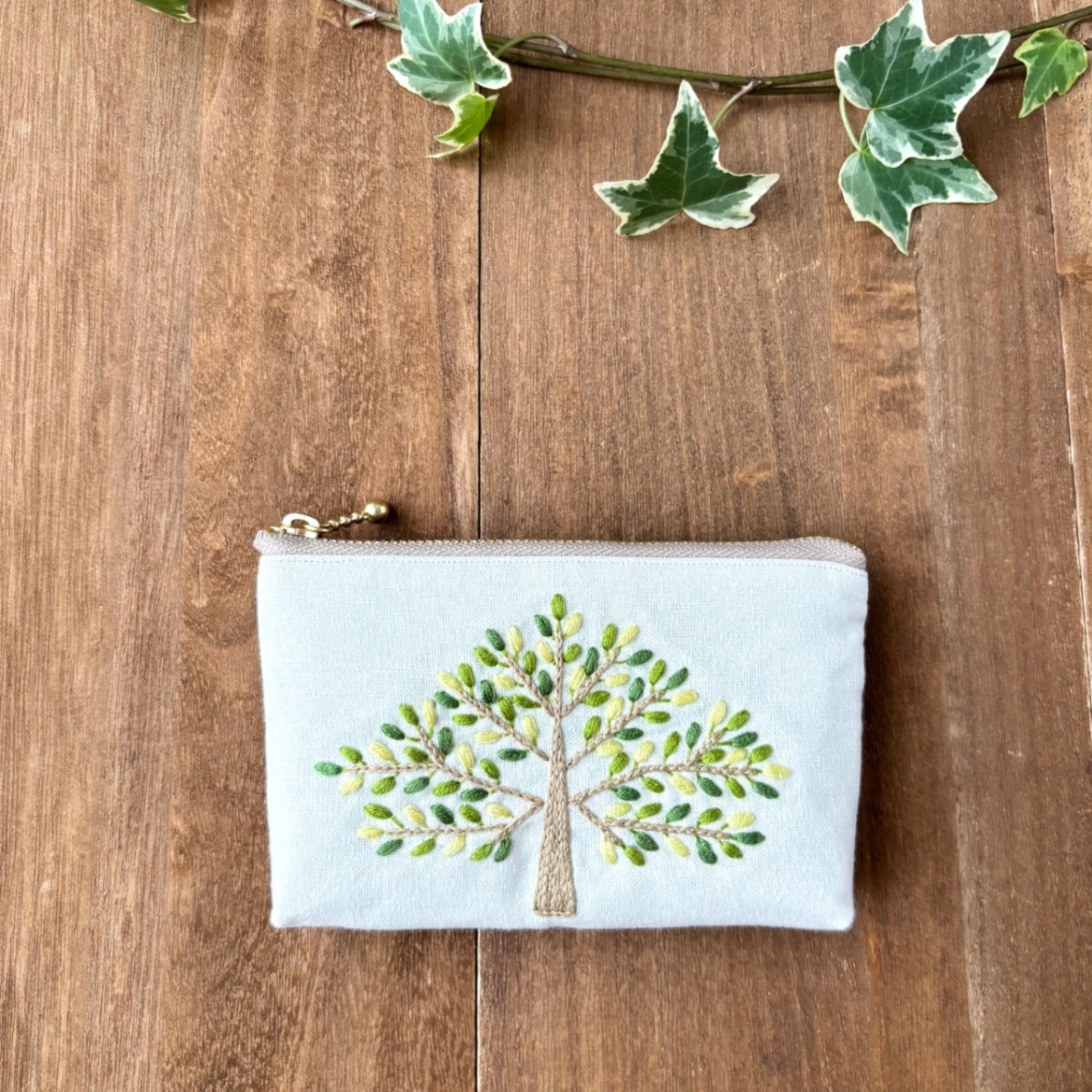手刺繍ポーチ(小)・散歩(緑葉)