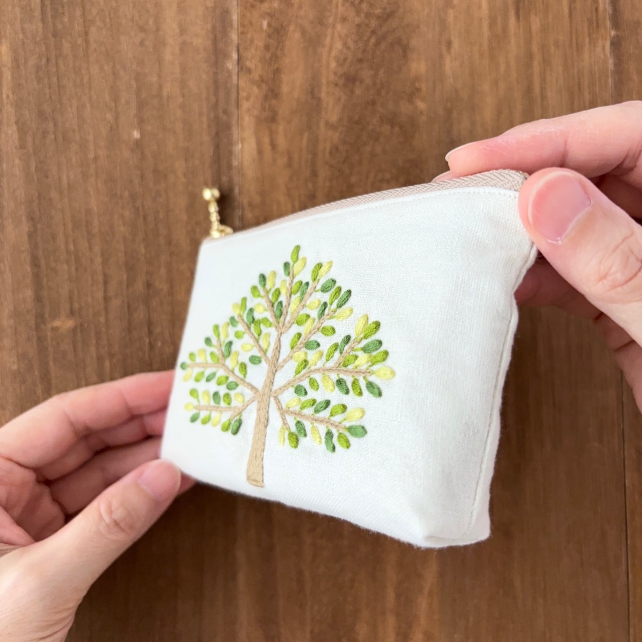 手刺繍ポーチ(小)・散歩(緑葉)