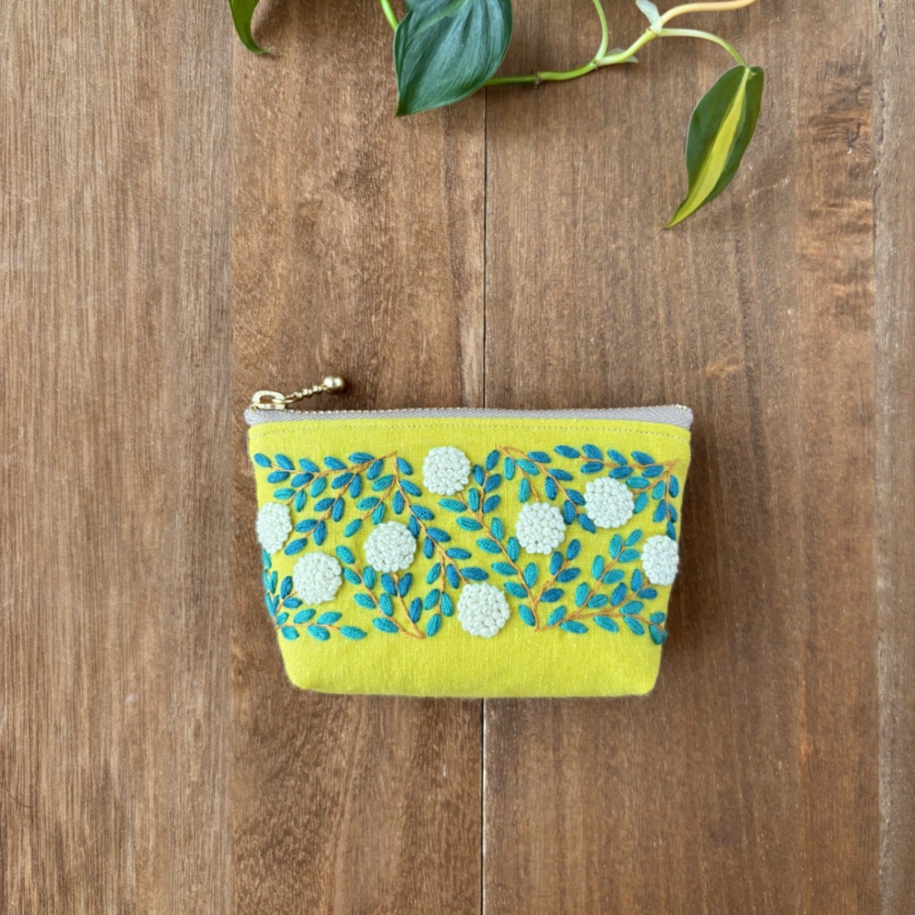 手刺繍ポーチ・よりみち(グリーン×白花)