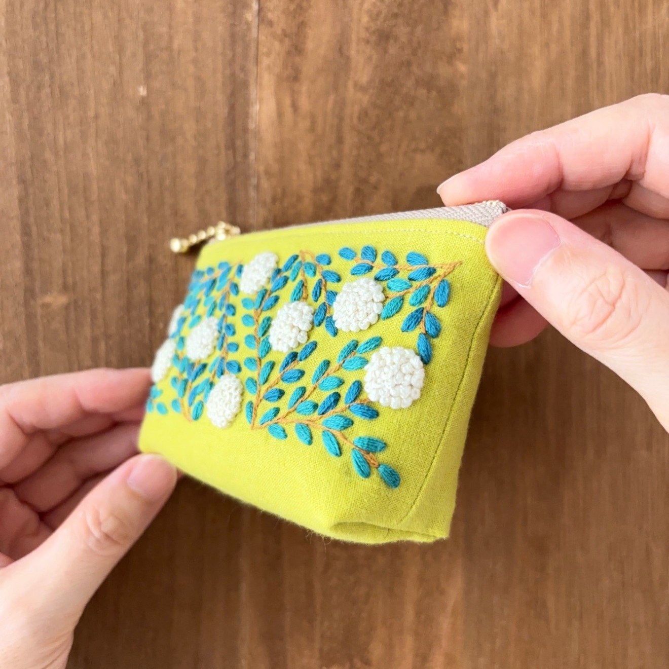 手刺繍ポーチ・よりみち(グリーン×白花)