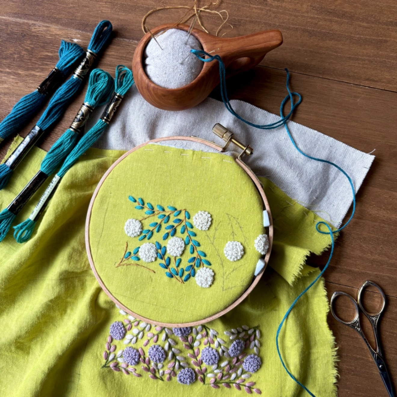 手刺繍ポーチ・よりみち(グリーン×白花)