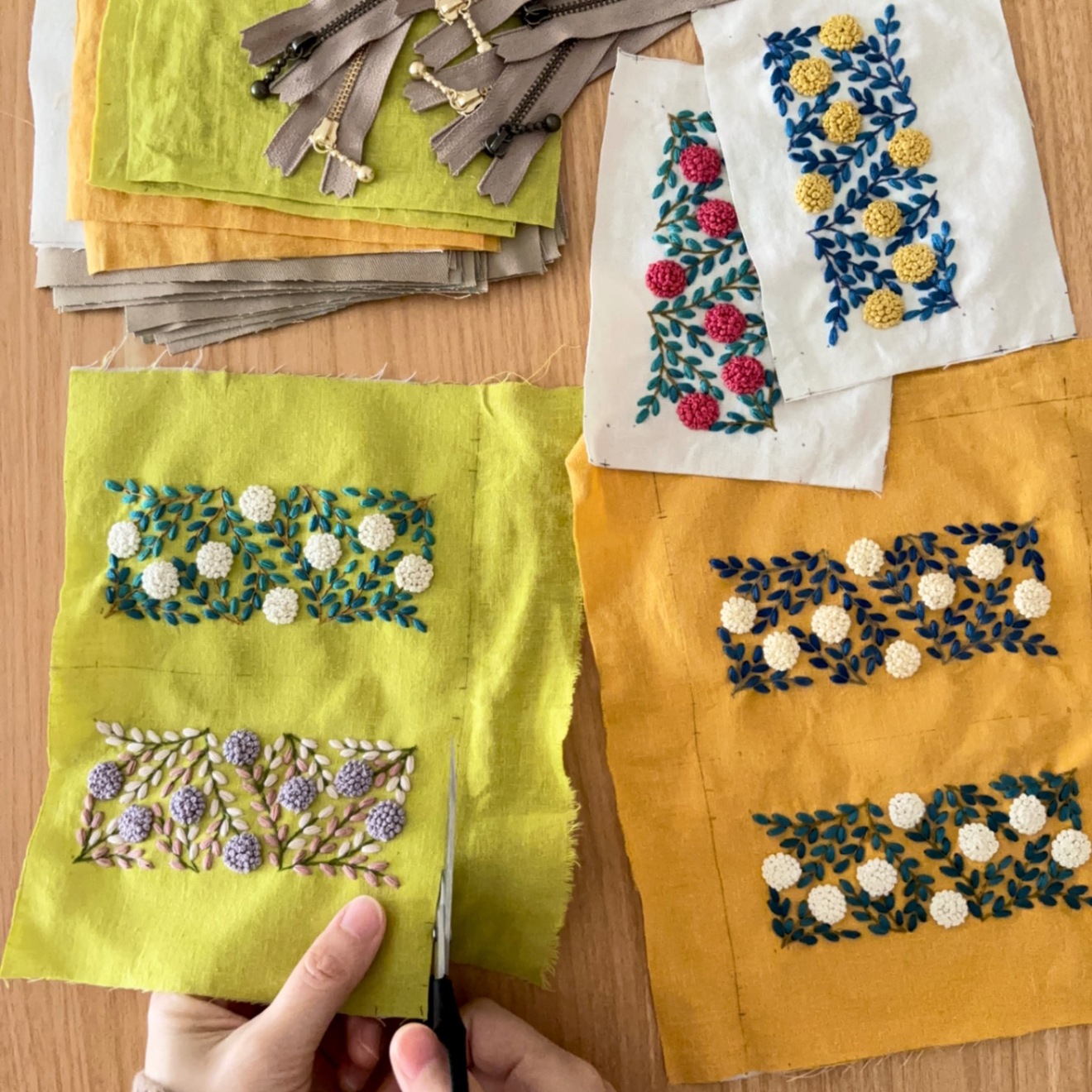 手刺繍ポーチ・よりみち(グリーン×白花)