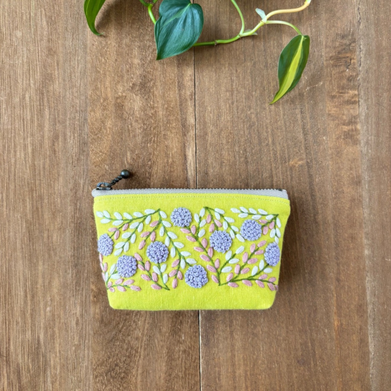 手刺繍ポーチ・よりみち(グリーン×紫花)