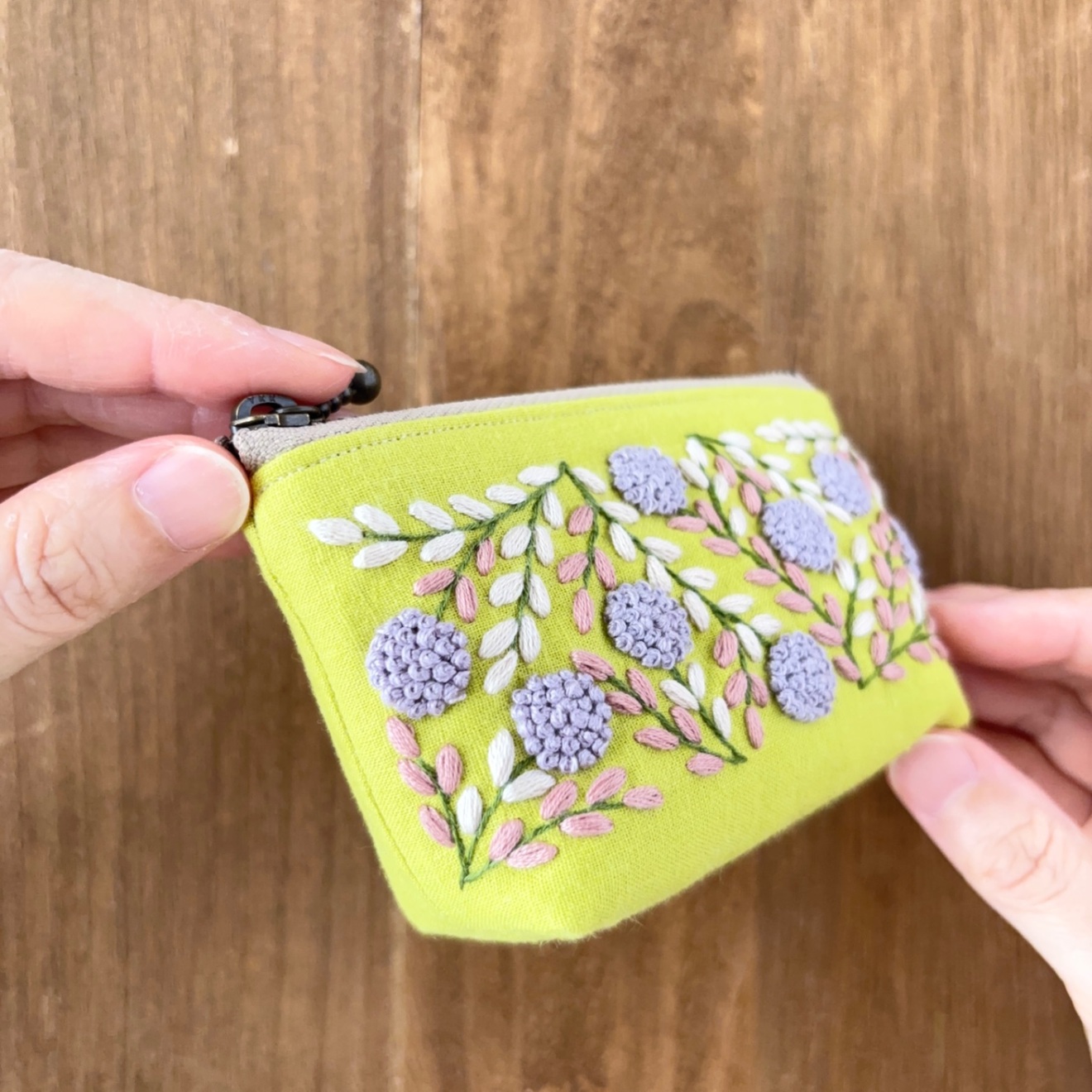手刺繍ポーチ・よりみち(グリーン×紫花)