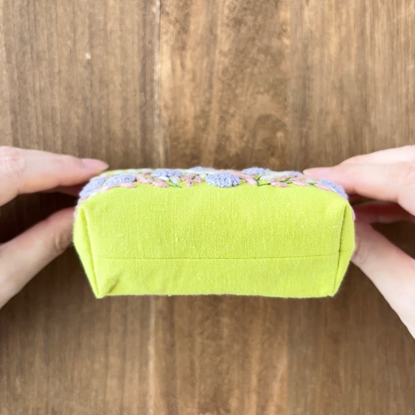 手刺繍ポーチ・よりみち(グリーン×紫花)