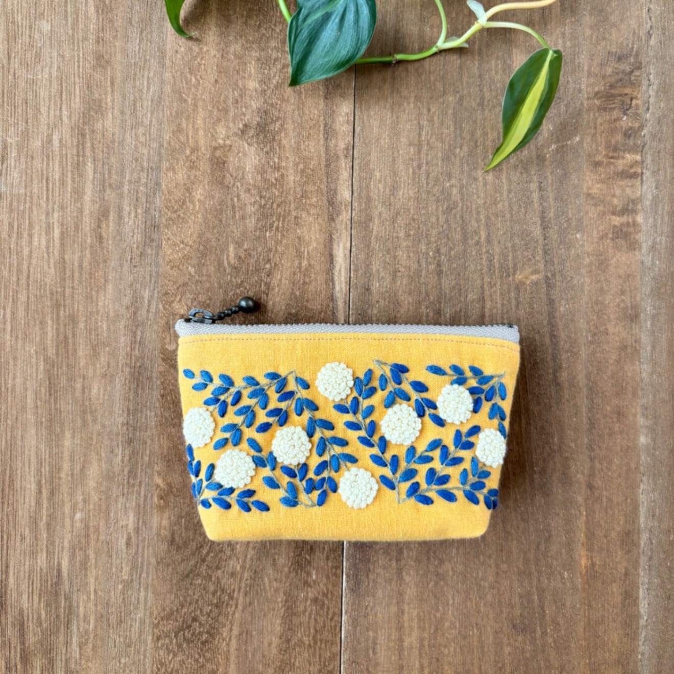 手刺繍ポーチ・よりみち(オレンジ×青)