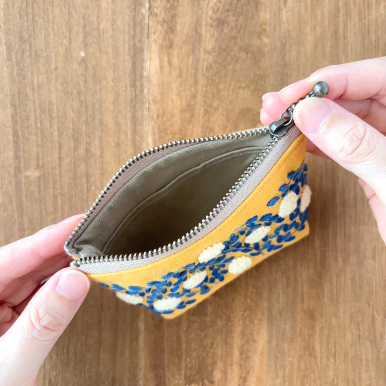 手刺繍ポーチ・よりみち(オレンジ×青)