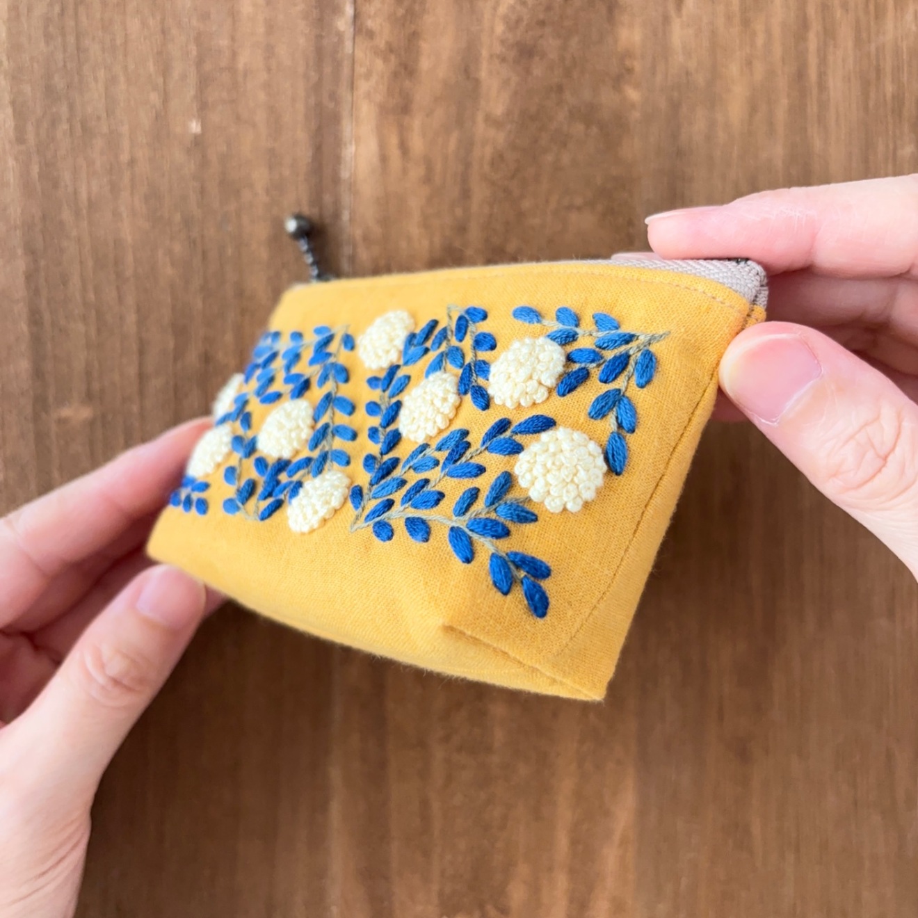 手刺繍ポーチ・よりみち(オレンジ×青)