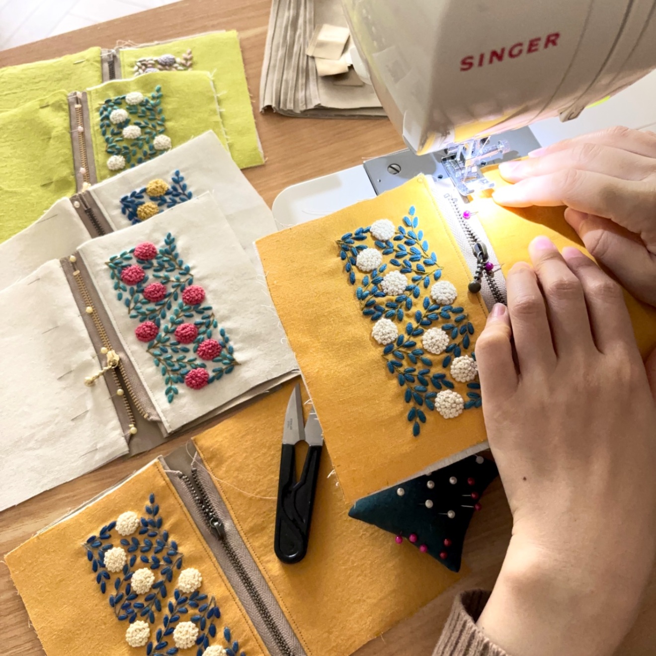 手刺繍ポーチ・よりみち(オレンジ×青)