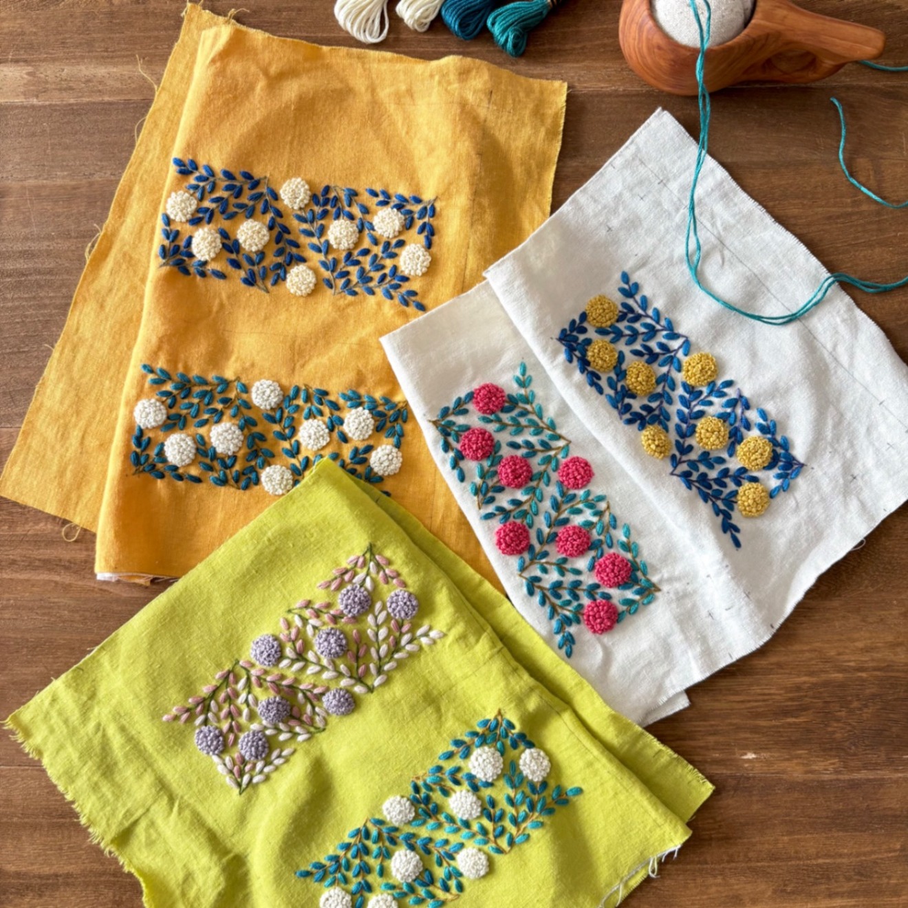 手刺繍ポーチ・よりみち(オレンジ×青)