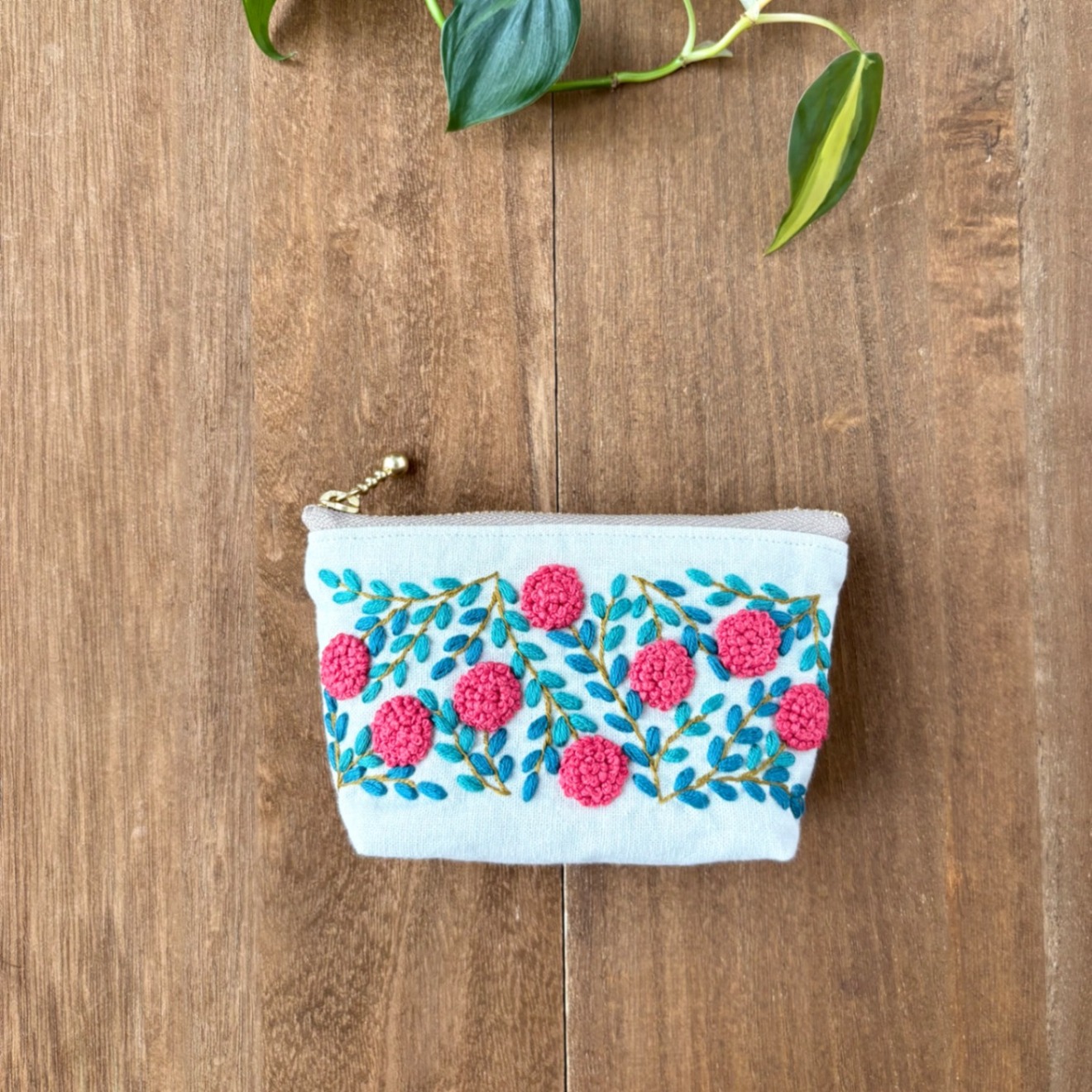 手刺繍ポーチ・よりみち(白×赤花)