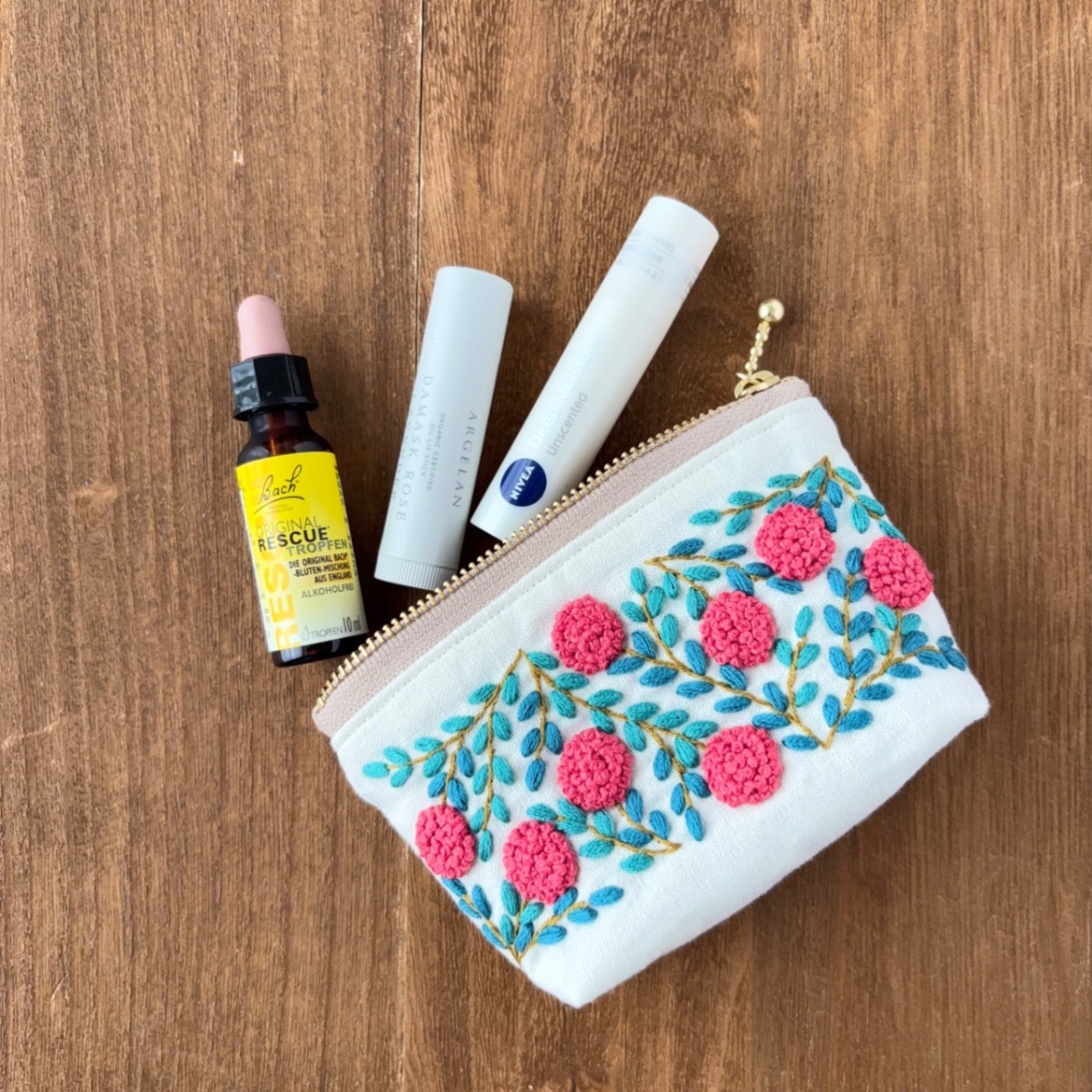 手刺繍ポーチ・よりみち(白×赤花)