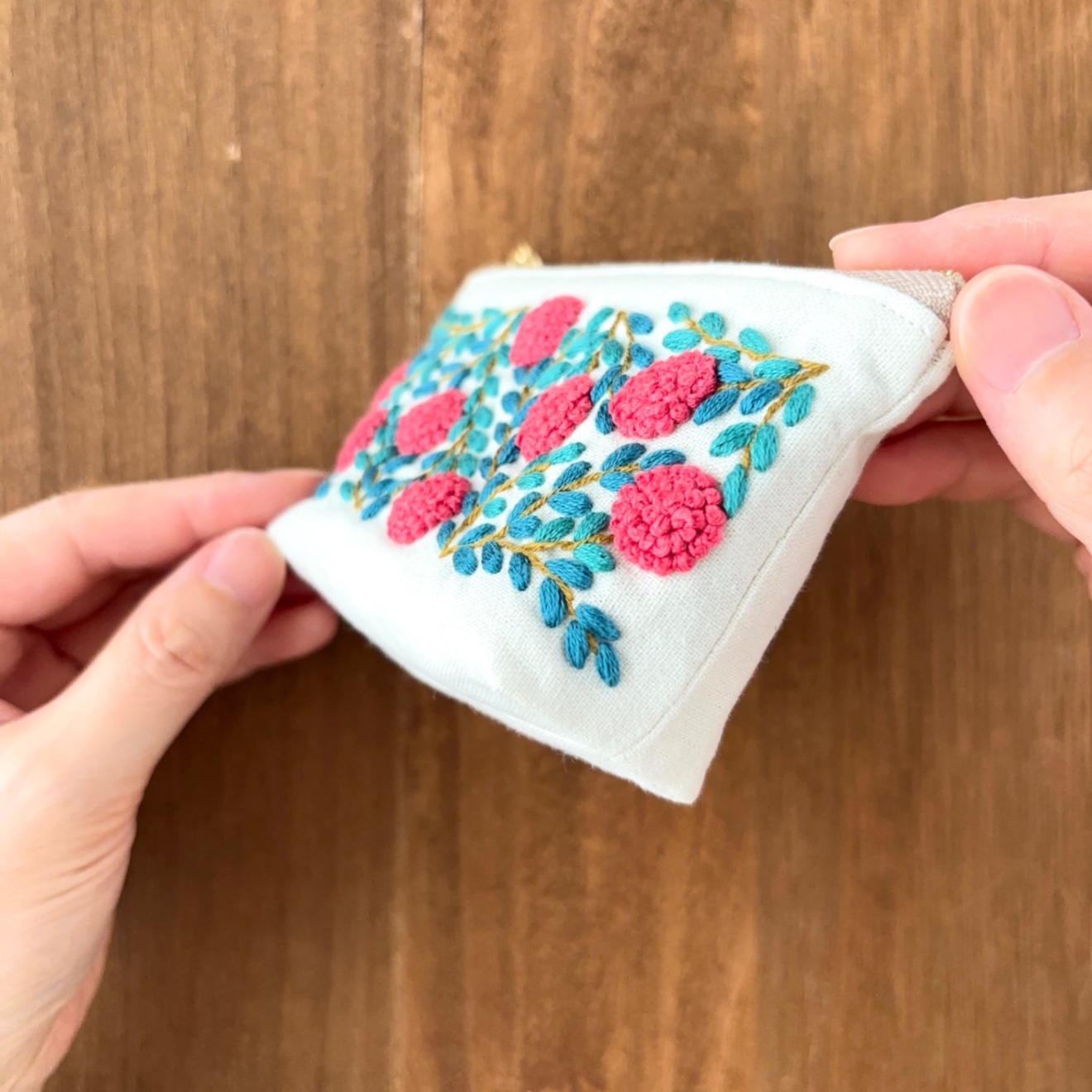 手刺繍ポーチ・よりみち(白×赤花)