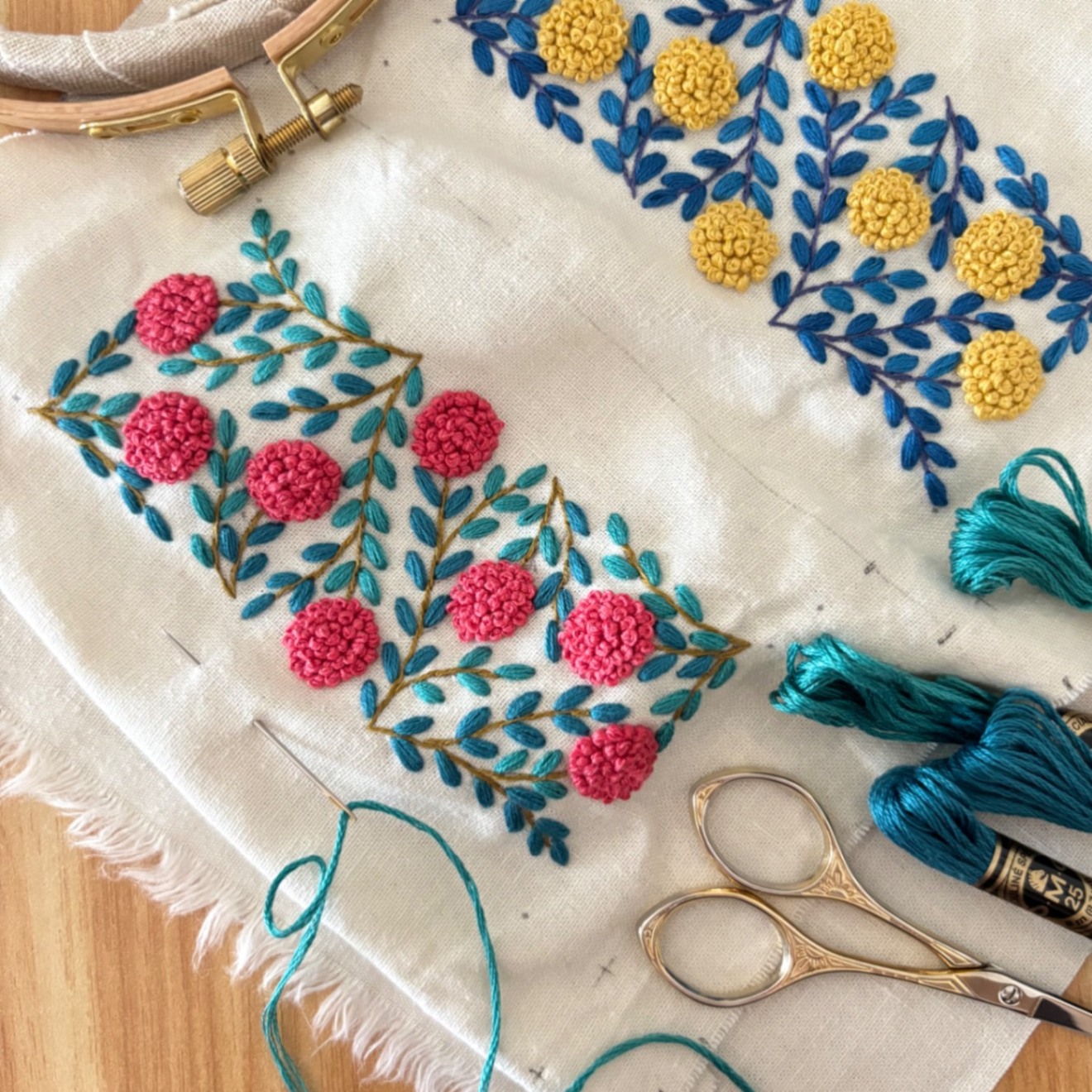手刺繍ポーチ・よりみち(白×赤花)
