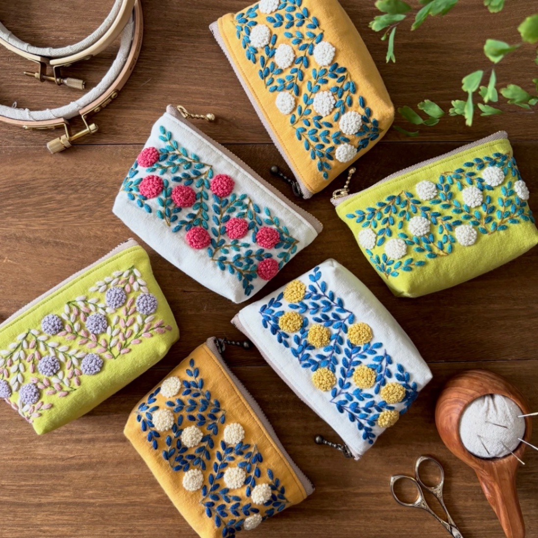 手刺繍ポーチ・よりみち(白×赤花)