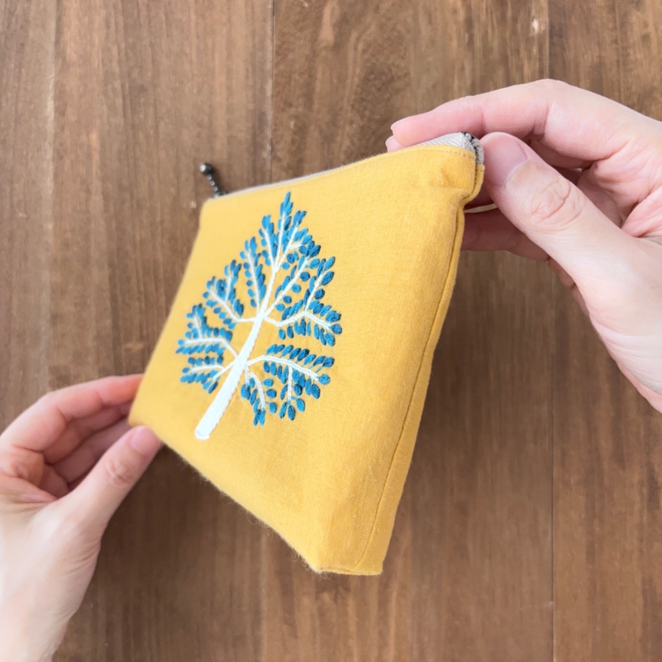 手刺繍ポーチ(大)・未来