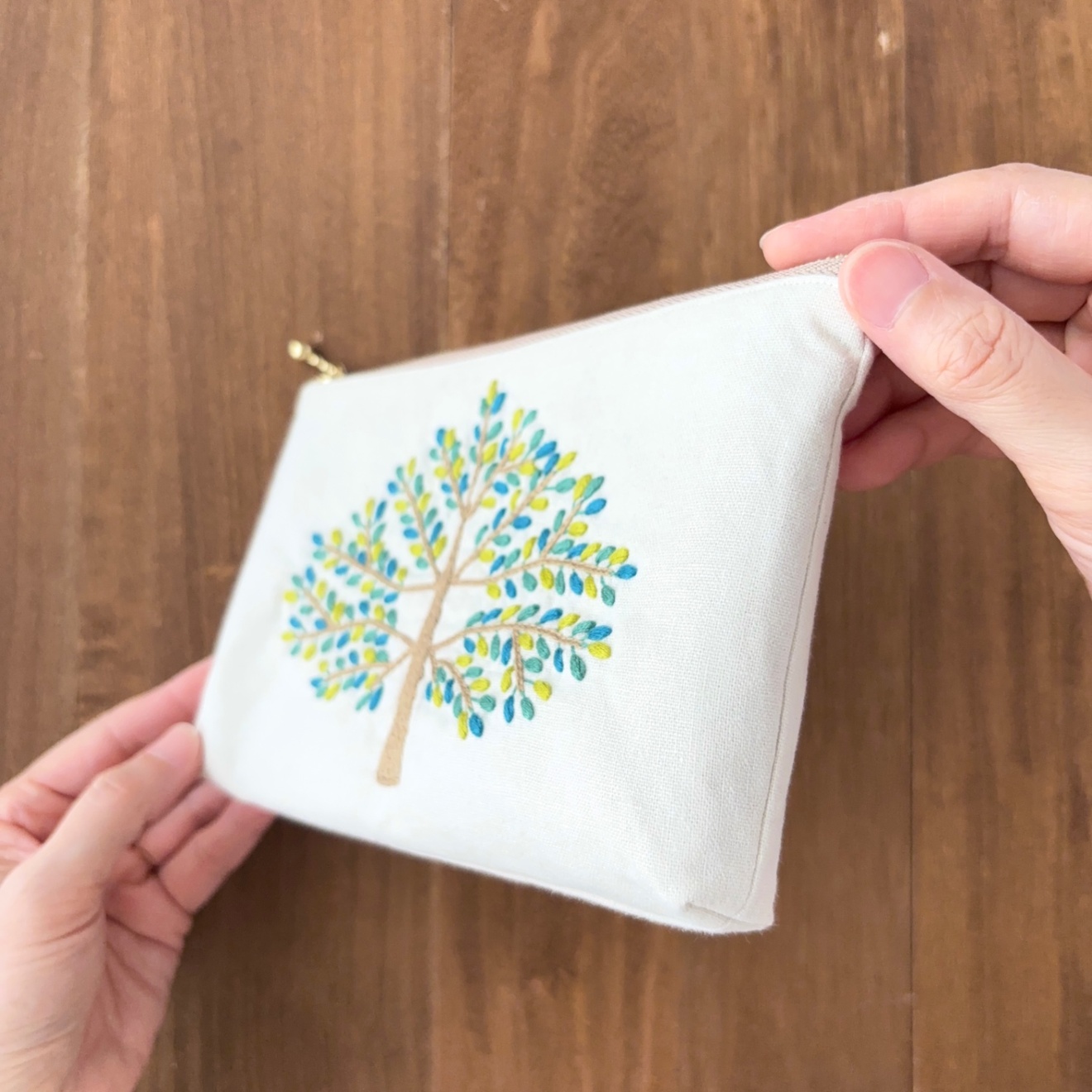 手刺繍ポーチ(大)・散歩(青)