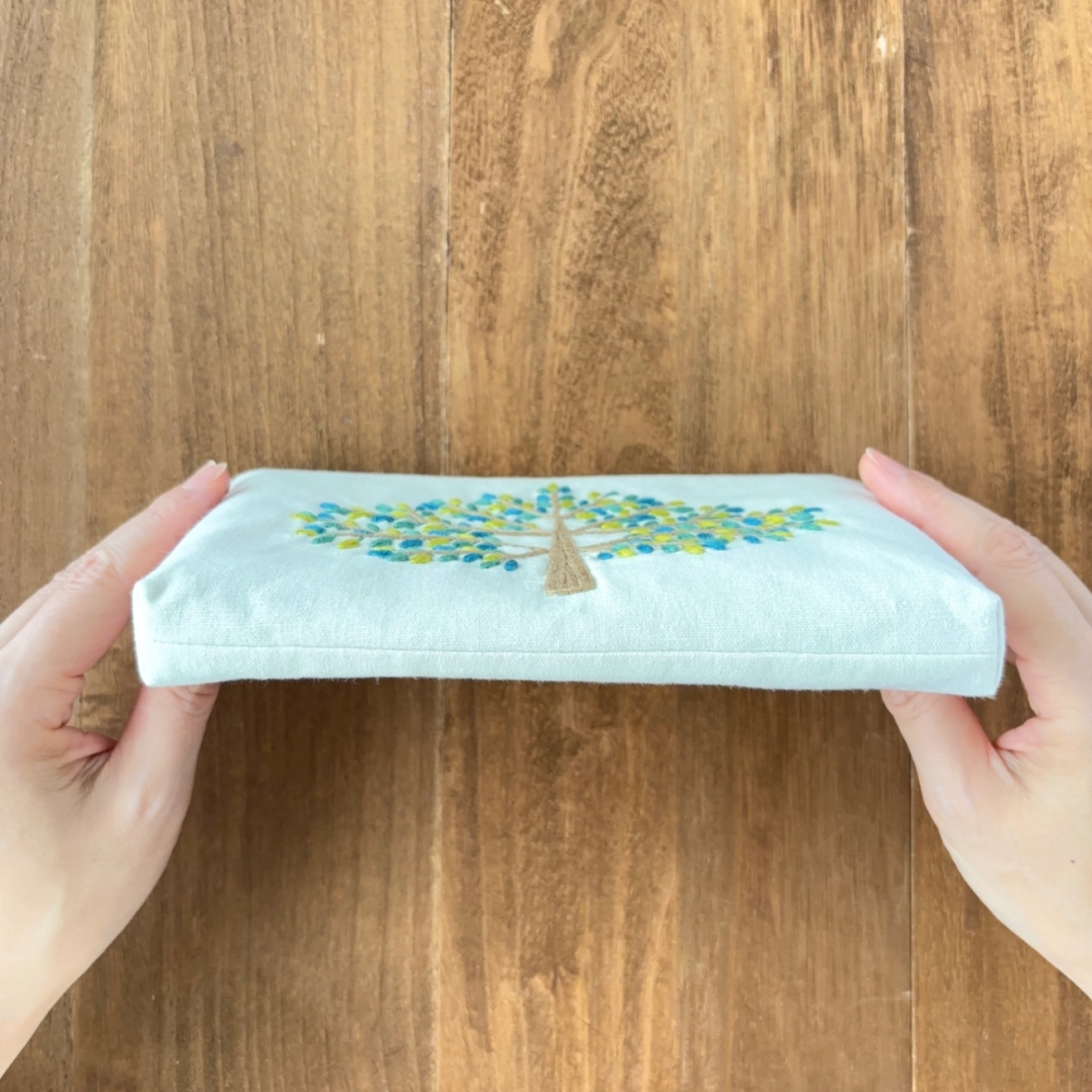 手刺繍ポーチ(大)・散歩(青)