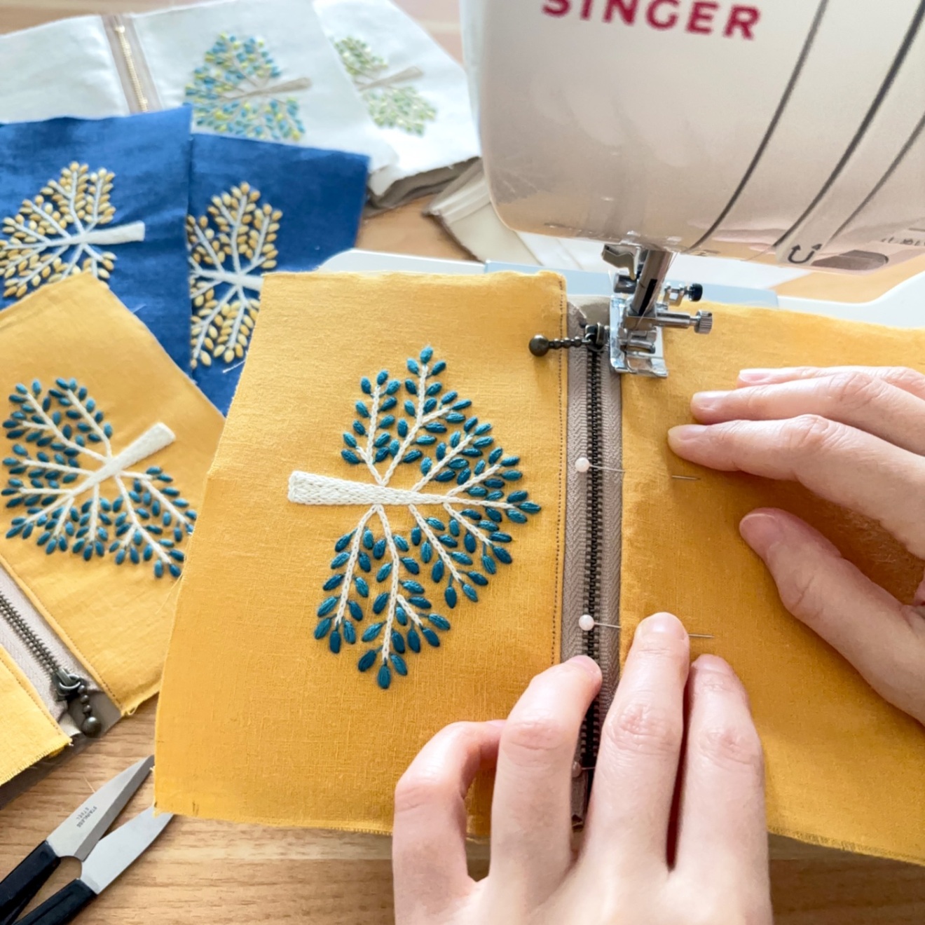 手刺繍ポーチ(大)・散歩(青)