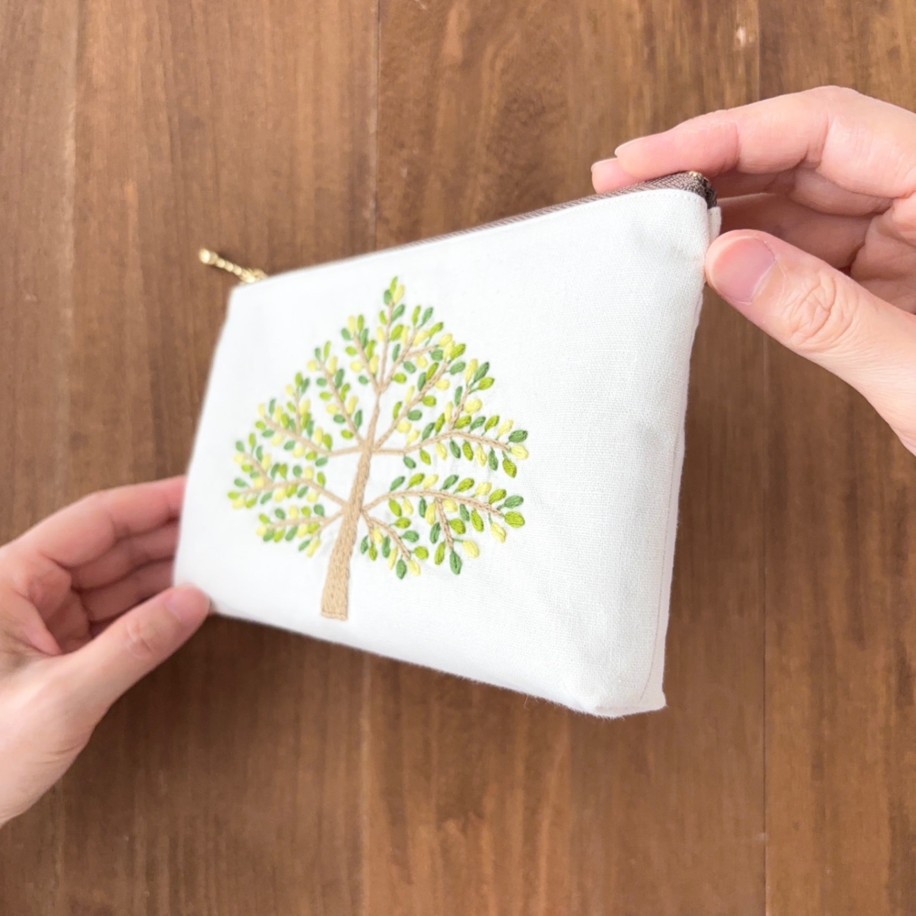 手刺繍ポーチ(大)・散歩(緑葉)