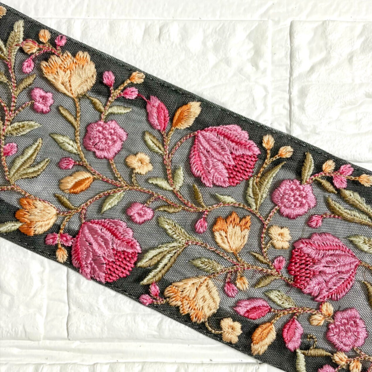 452 インド刺繍リボン　ピンク　ブラック　チューリップ