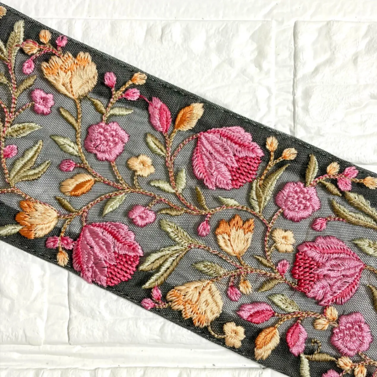 452 インド刺繍リボン　ピンク　ブラック　チューリップ