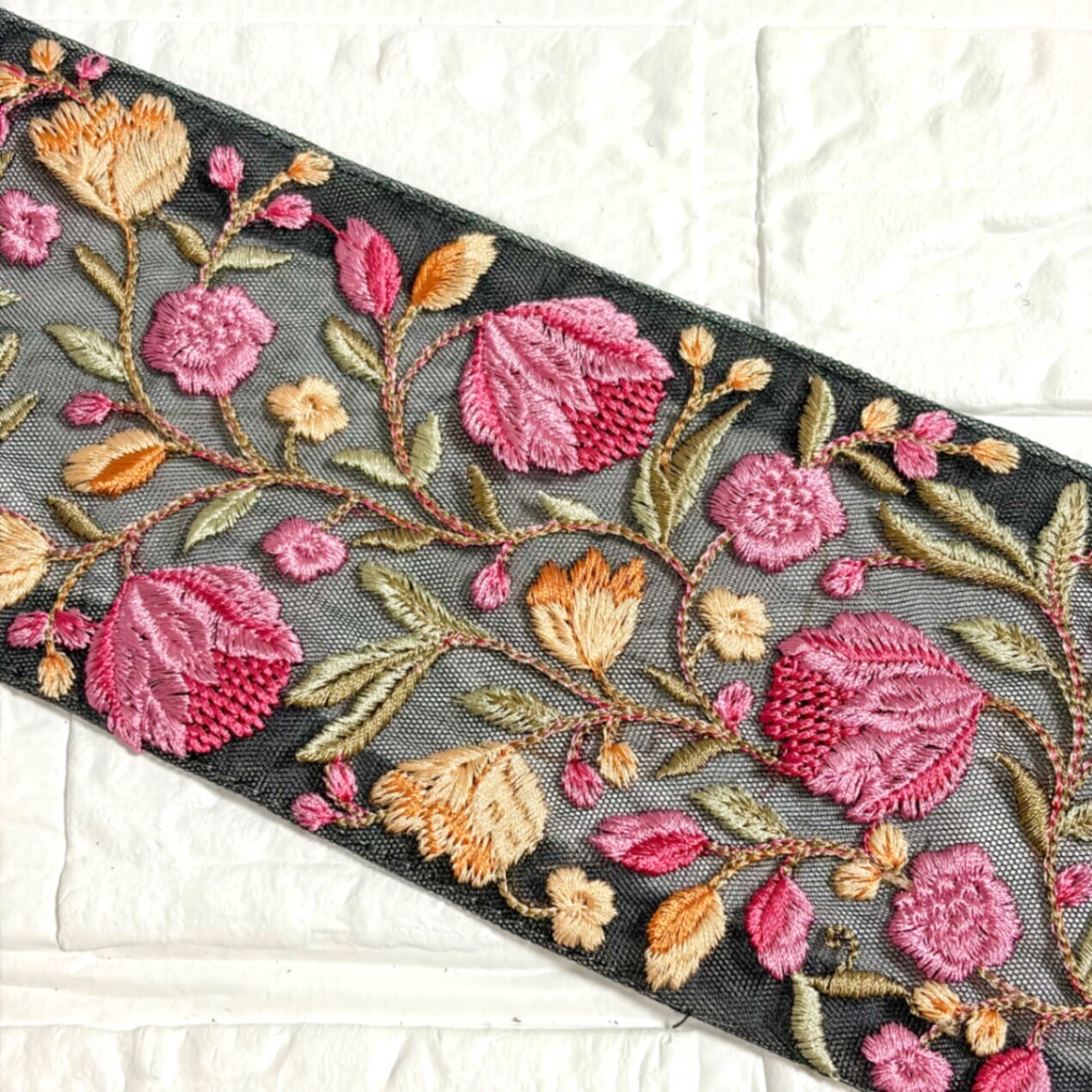 452 インド刺繍リボン　ピンク　ブラック　チューリップ