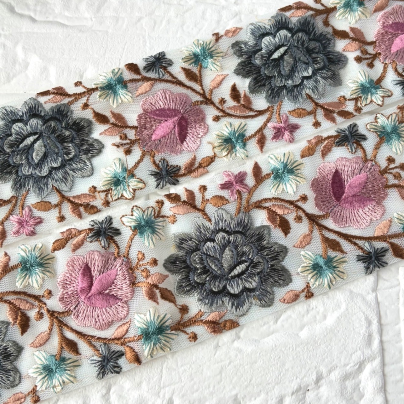 252 インド刺繍リボン　グレー　ピンク　ターコイズブルー