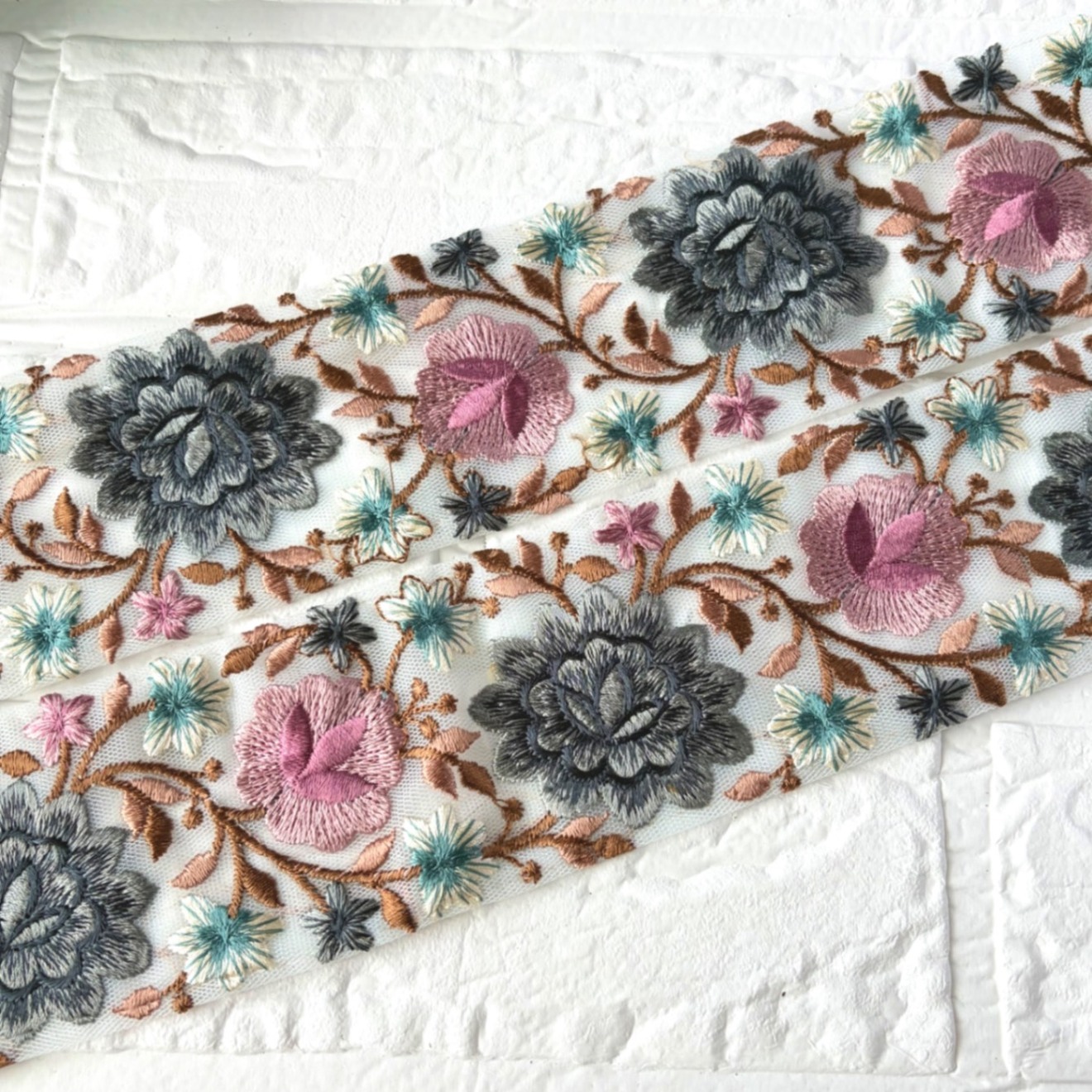 252 インド刺繍リボン　グレー　ピンク　ターコイズブルー