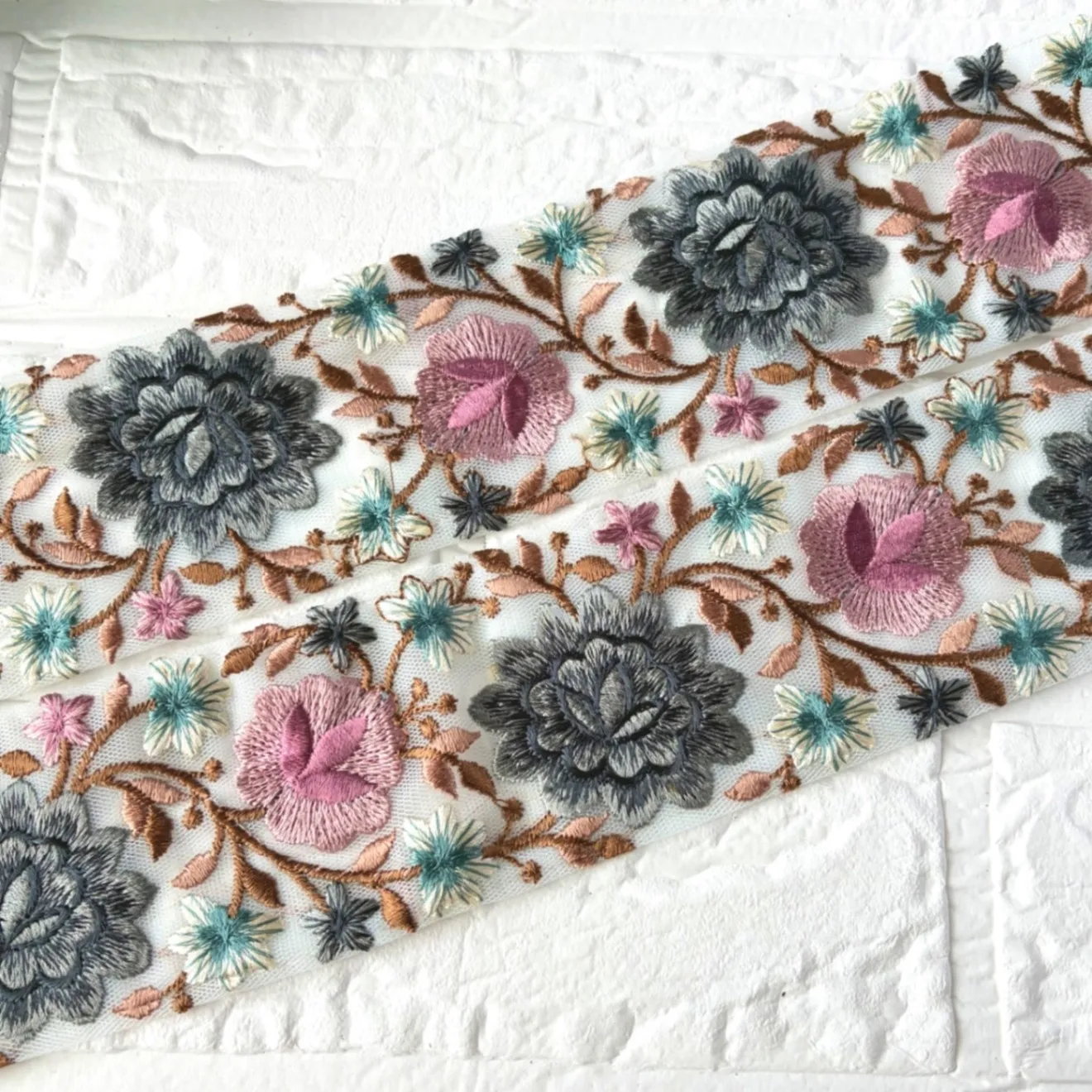 252 インド刺繍リボン　グレー　ピンク　ターコイズブルー