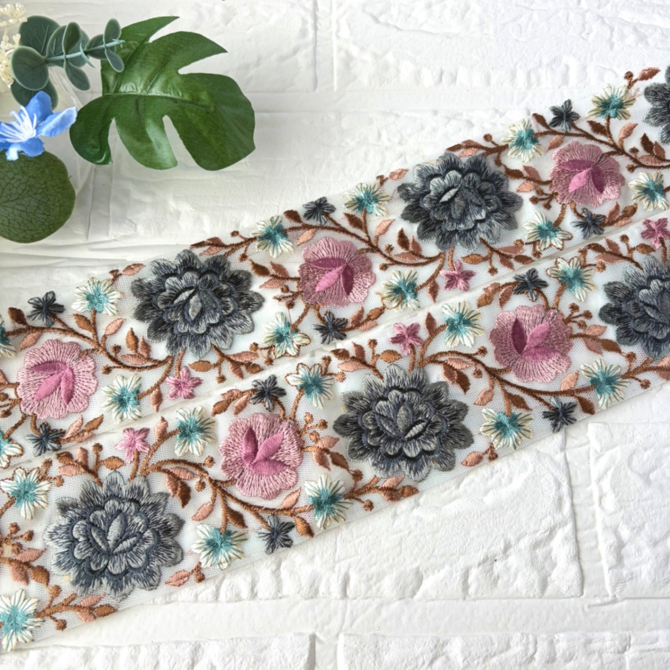 252 インド刺繍リボン　グレー　ピンク　ターコイズブルー
