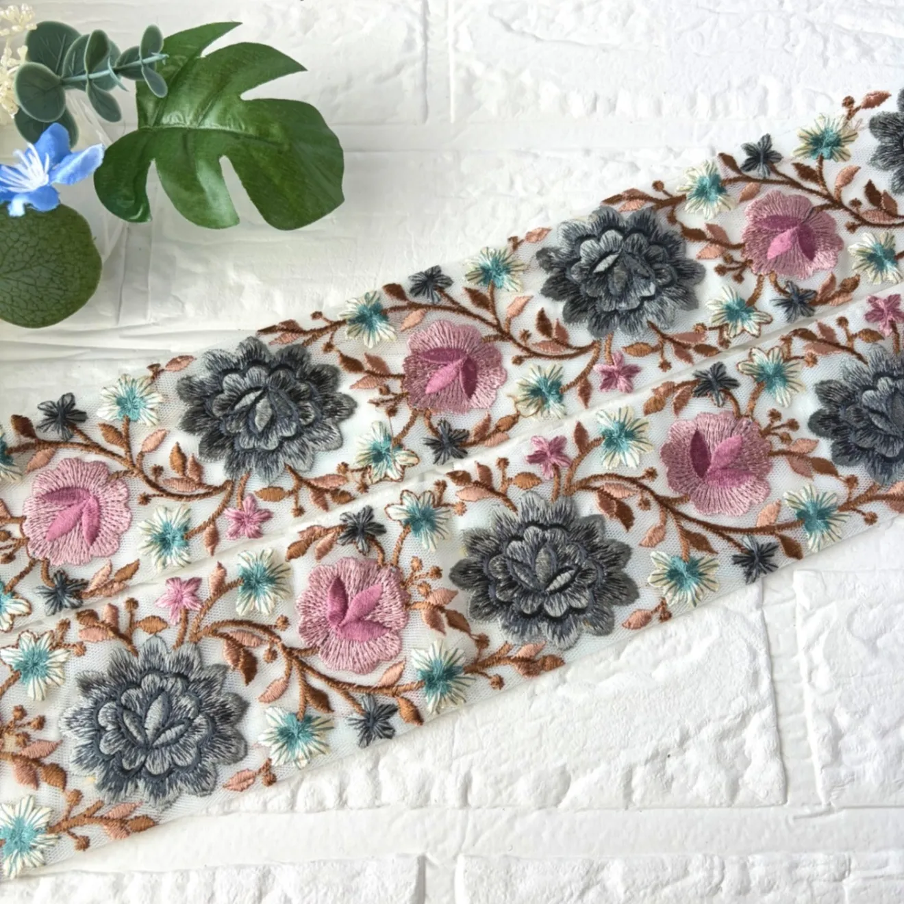 252 インド刺繍リボン　グレー　ピンク　ターコイズブルー