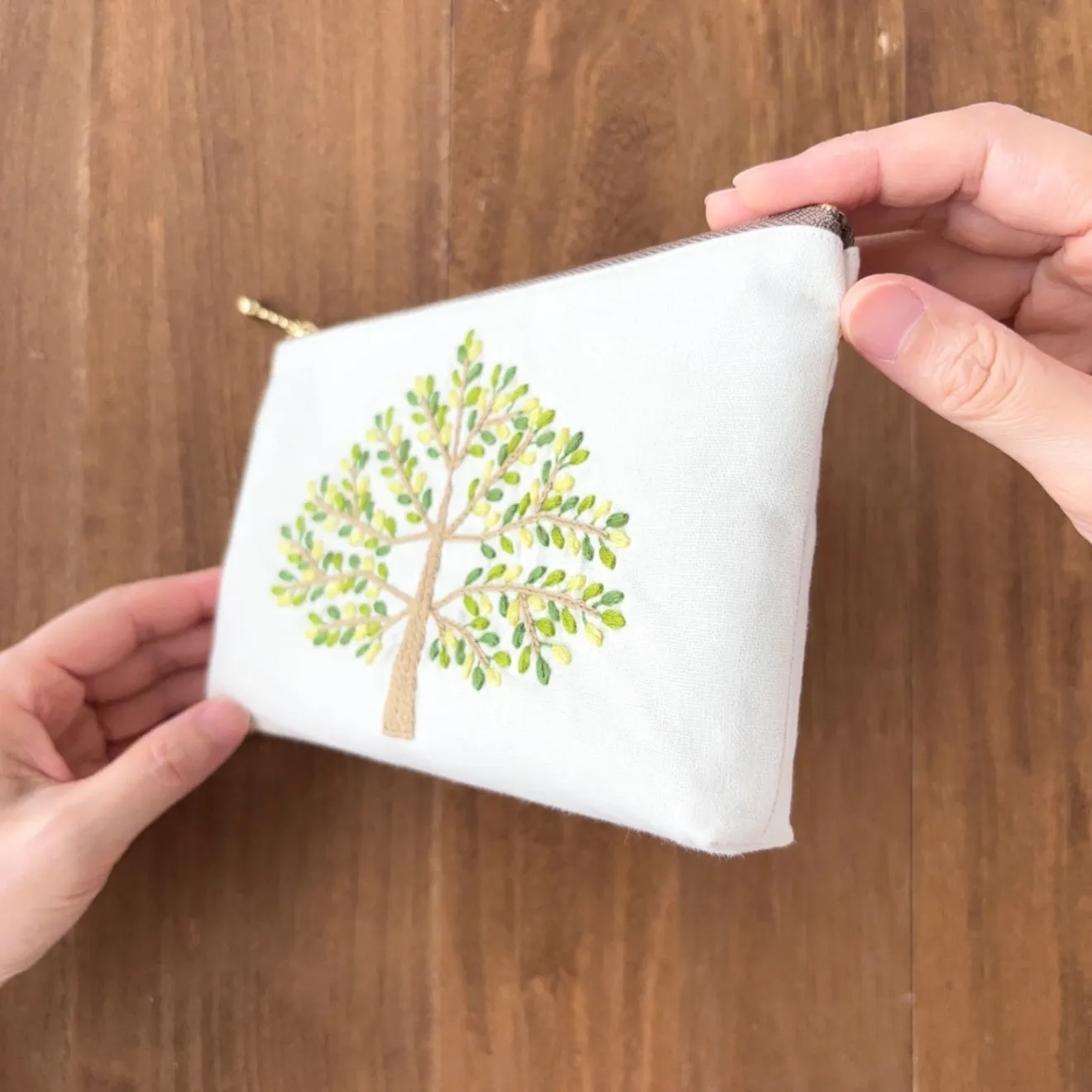 手刺繍ポーチ(大)・散歩(緑葉)