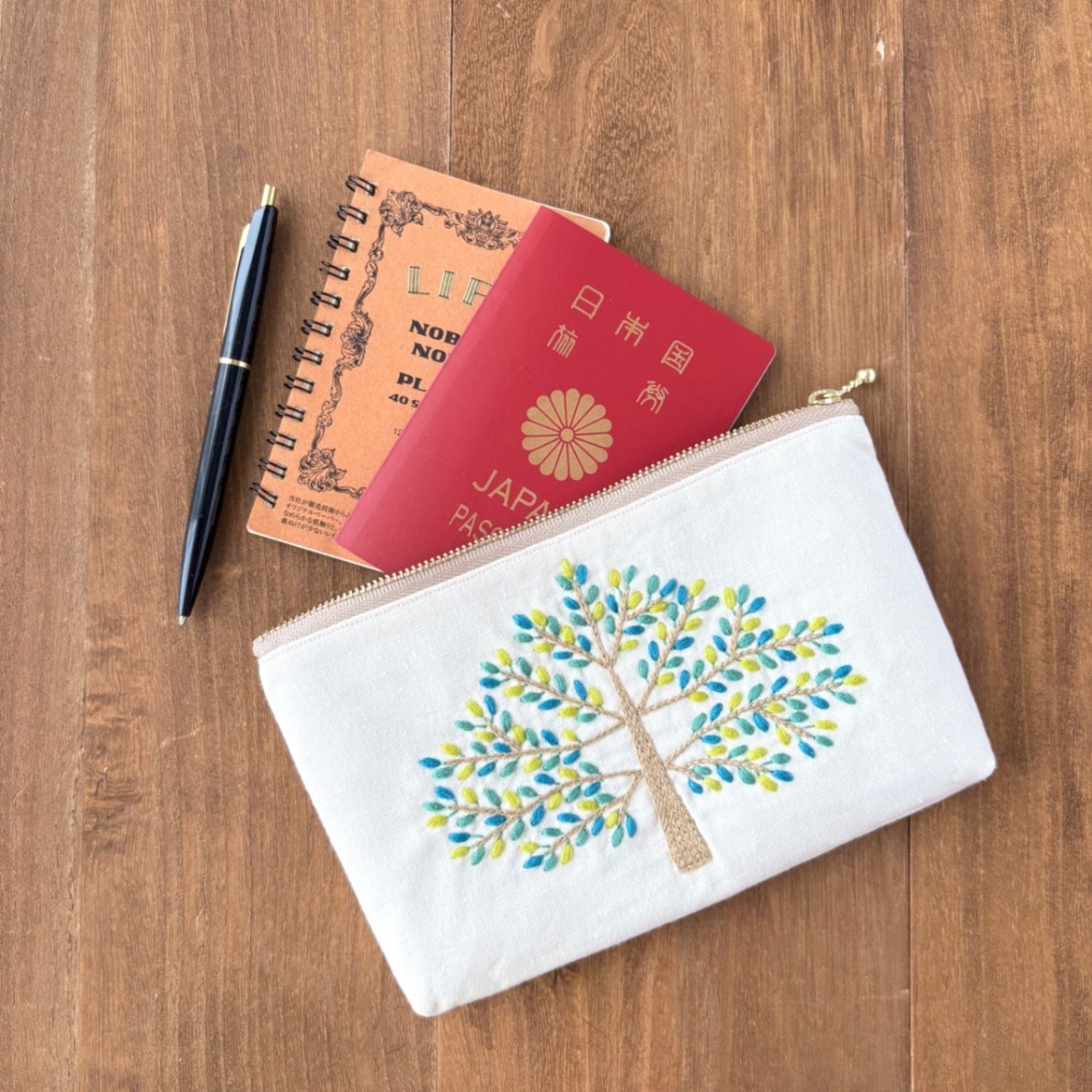 手刺繍ポーチ(大)・散歩(青)
