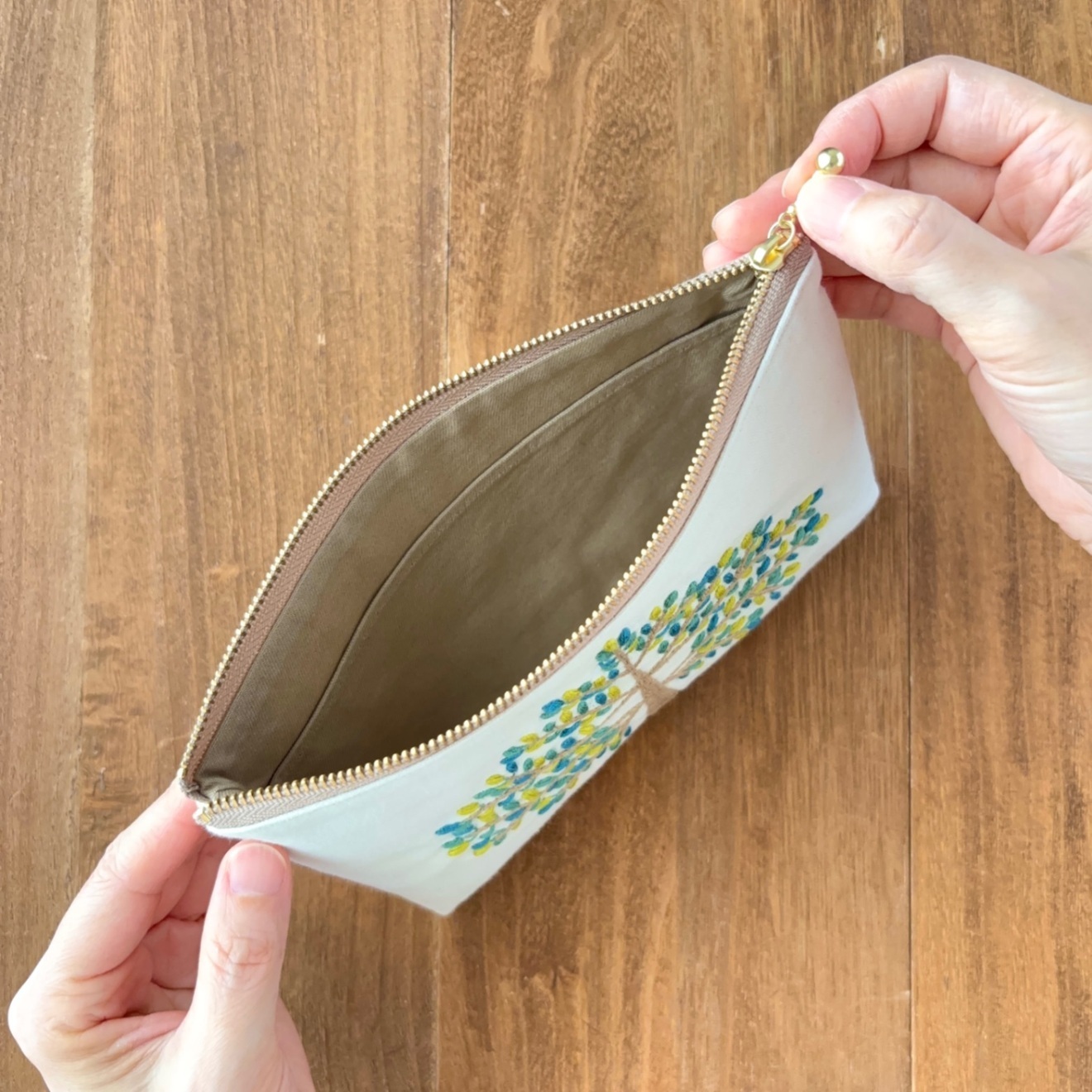 手刺繍ポーチ(大)・散歩(青)