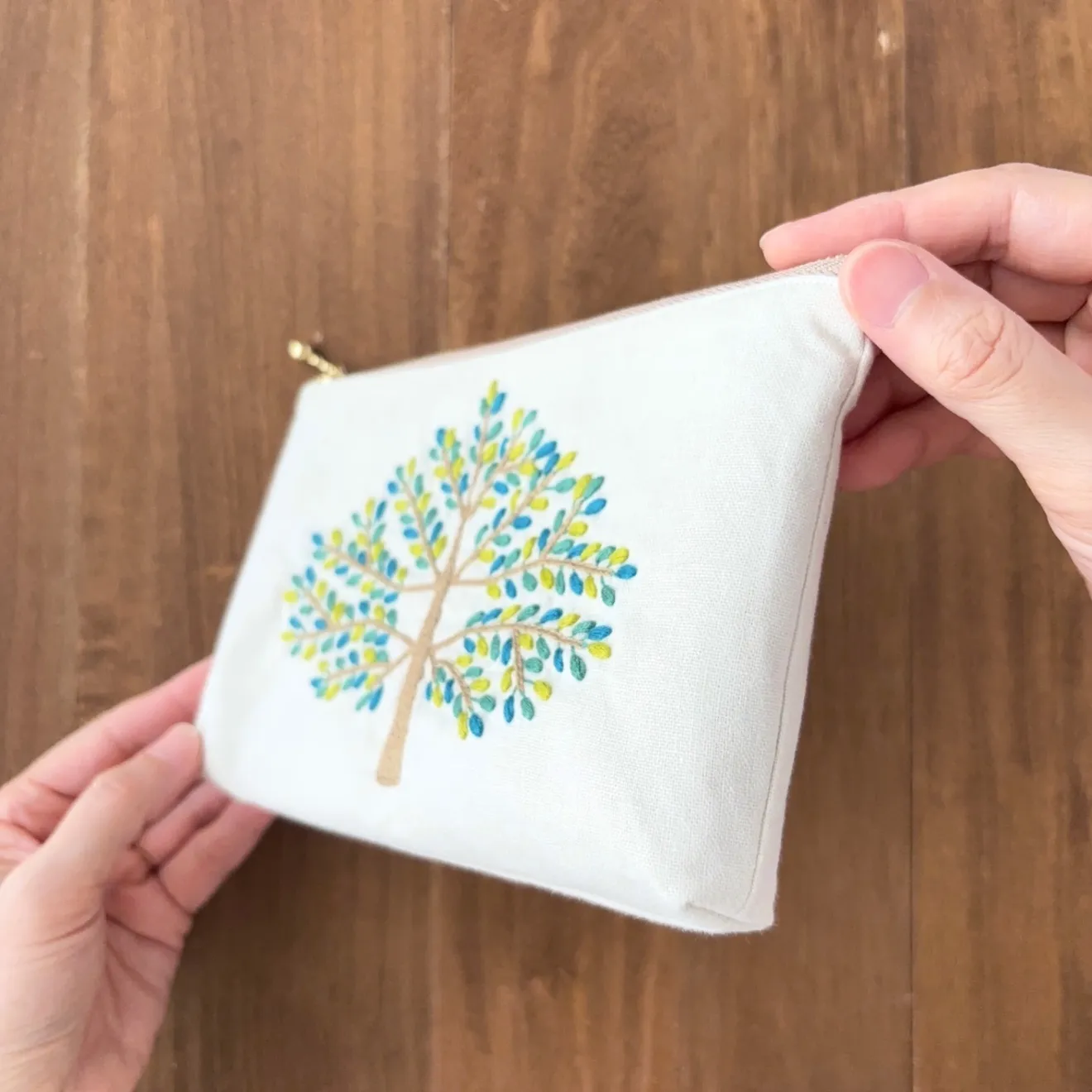 手刺繍ポーチ(大)・散歩(青)