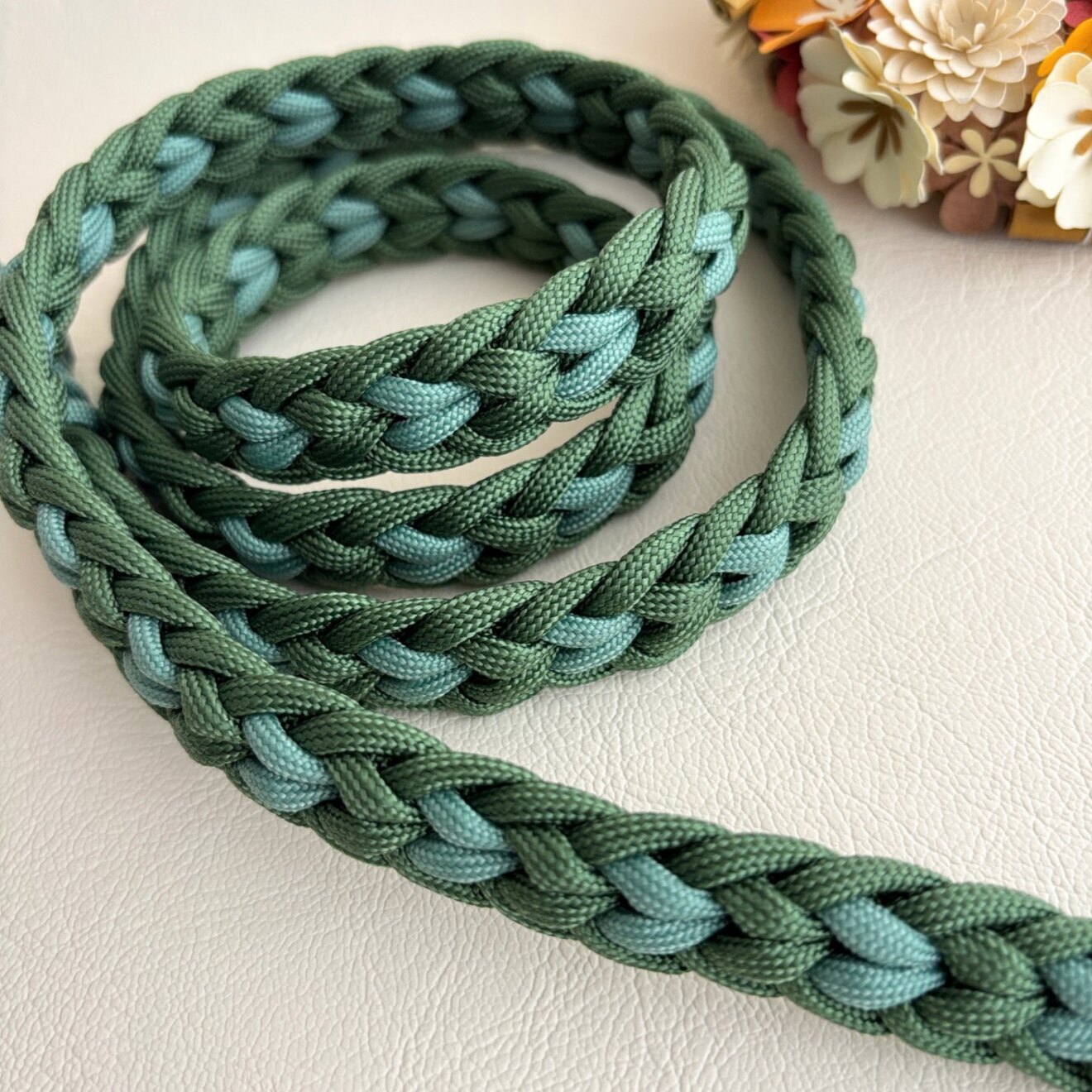 ハートのネックストラップ　パラコード　ハンドメイド