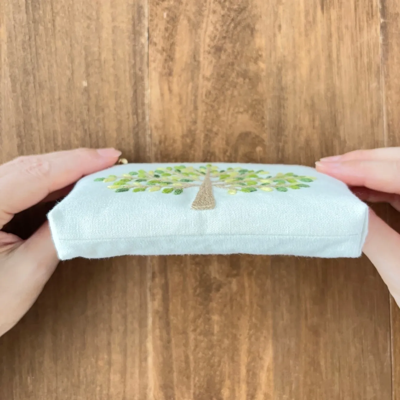 手刺繍ポーチ(小)・散歩(緑葉)