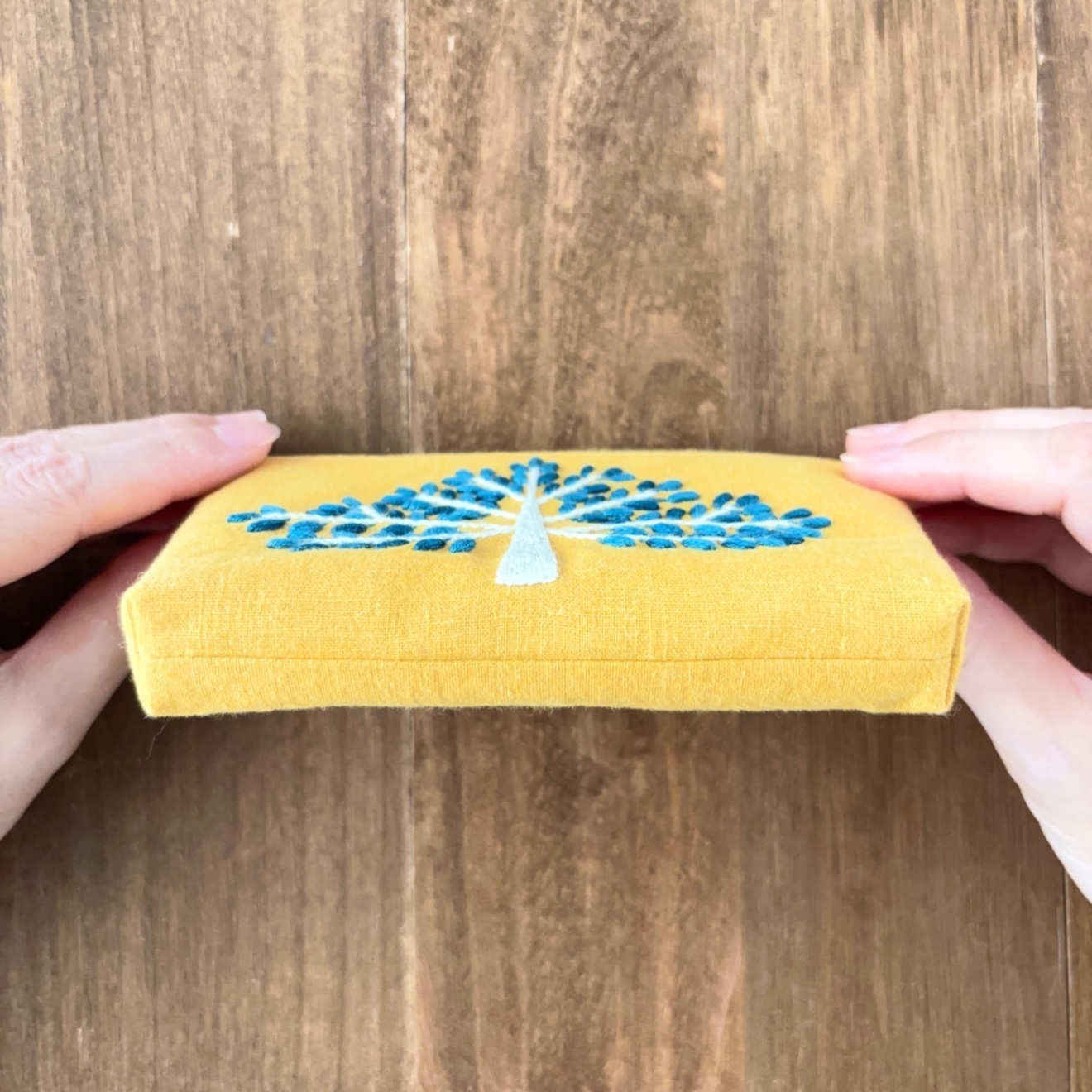手刺繍ポーチ(小)・未来