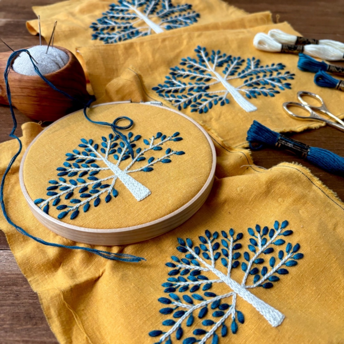 手刺繍ポーチ(小)・未来