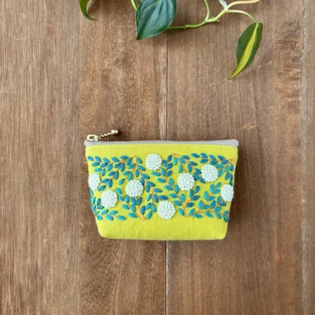 手刺繍ポーチ・よりみち(グリーン×白花)