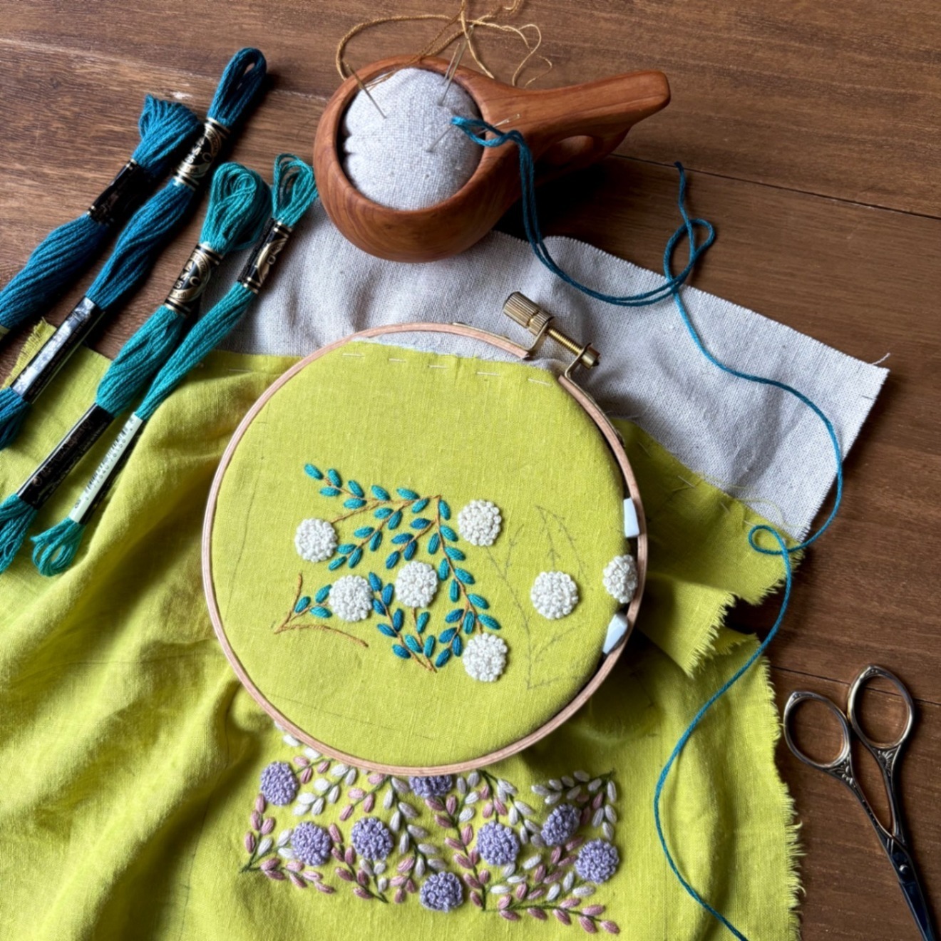 手刺繍ポーチ・よりみち(グリーン×白花)
