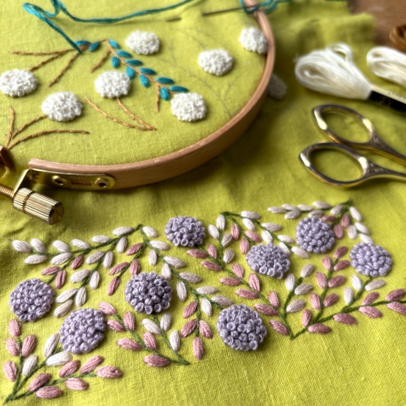 手刺繍ポーチ・よりみち(グリーン×紫花)
