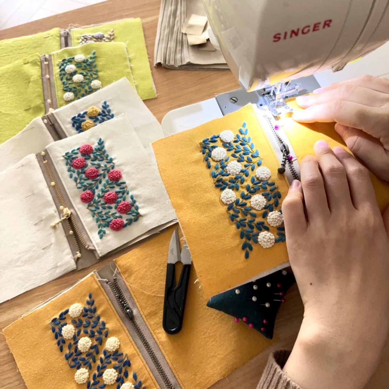 手刺繍ポーチ・よりみち(オレンジ×緑)
