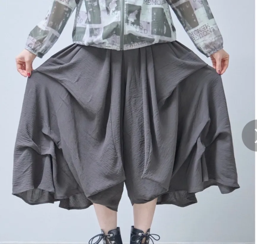 フリル　ワイドパンツ　モードスタイル
グレー　ゴム　高見え　カーキ