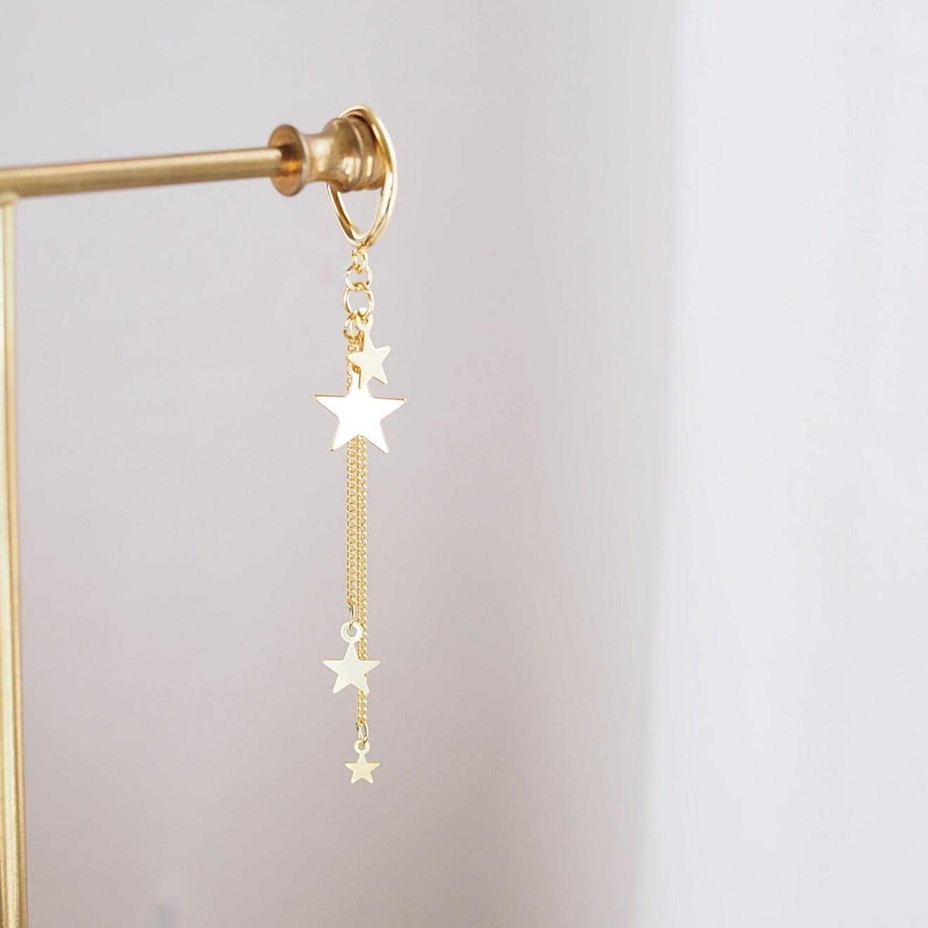 【ピアス穴不要】流れ星のきらめき＊星が揺れるロングイヤーカフ（片耳用）