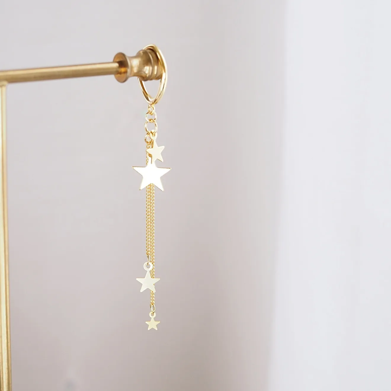 【ピアス穴不要】流れ星のきらめき＊星が揺れるロングイヤーカフ（片耳用）