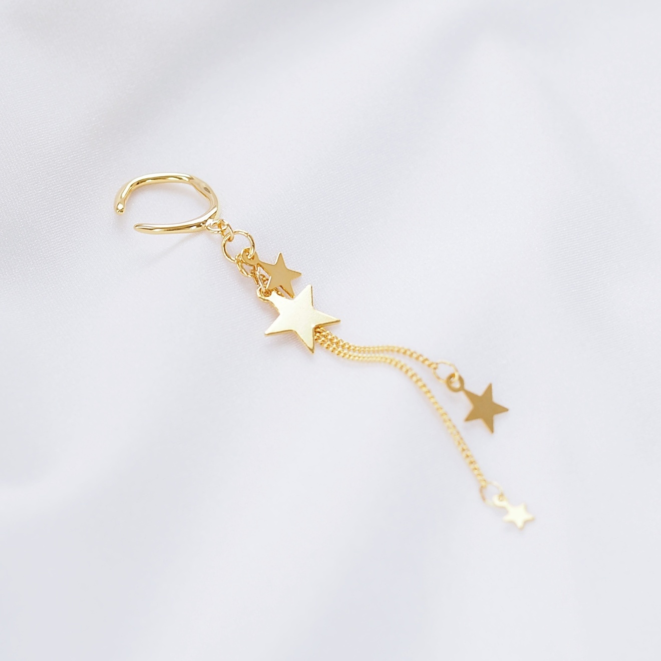 【ピアス穴不要】流れ星のきらめき＊星が揺れるロングイヤーカフ（片耳用）